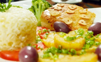 No Restaurante Villa Bella, você pode encontrar o prato feito com bacalhau